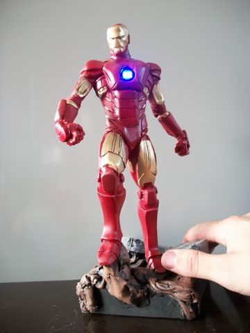 Iron Man 25cm con Función de encendido LED $1000